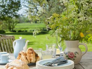 Opțiuni de mic dejun disponibile oaspeților de la Water Meadow Cottage