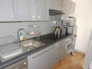 eine Küche mit einer Spüle und einer Waschmaschine in der Unterkunft Appartement Royan, 3 pièces, 5 personnes - FR-1-71-51 in Royan