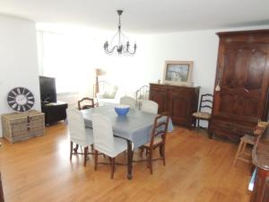 Appartement T3 confortable à Royan, proche plage et commerces - FR-1-71-51 في رويان: غرفة طعام بها طاولة وكراسي +12 صورة