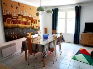 濱海拉庫阿爾德的住宿－Villa La Couarde-sur-Mer, 6 pièces, 6 personnes - FR-1-258-98，一间带桌椅的用餐室