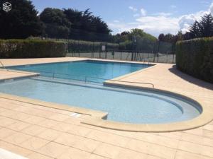 濱海拉庫阿爾德的住宿－Villa La Couarde-sur-Mer, 6 pièces, 6 personnes - FR-1-258-98，庭院里的一个蓝色海水大型游泳池