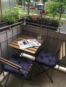 uma mesa e cadeiras com um jornal no pátio em 100qm Altbau Wohnung im Prenzlauer Berg em Berlim