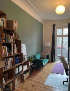 uma sala de estar com um sofá e uma estante de livros em 100qm Altbau Wohnung im Prenzlauer Berg em Berlim