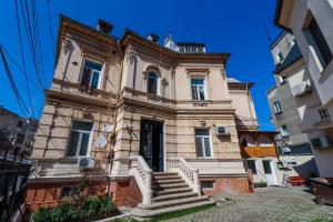 un vecchio edificio con scale di fronte di Downtown Central University Apartament - CAL1 a Bucarest