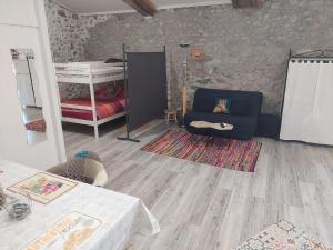 Postel nebo postele na pokoji v ubytování Gite Studio Les Maisons de Gaïa
