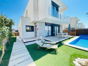 a backyard with a swimming pool and a house at Villa BALI 3032 in Vistabella