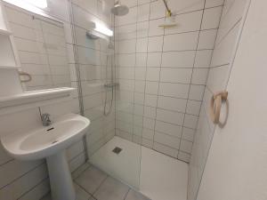 Un baño de Appartement Sète, 2 pièces, 4 personnes - FR-1-338-311
