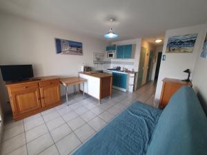 セットにあるAppartement Sète, 2 pièces, 4 personnes - FR-1-338-311のキッチン、リビングルーム(ソファ、テレビ付)