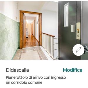 um quarto com um corredor com uma porta e um corredor em Affittacamere La Mansarda del Centro em La Spezia