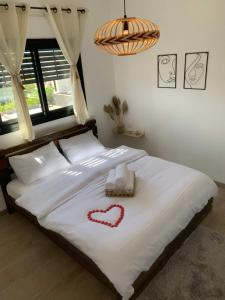 Postel nebo postele na pokoji v ubytování צימר יערת הדבש + 24 fotografií