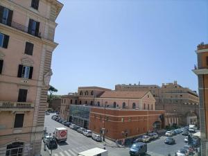 uitzicht op een straat in een stad met gebouwen bij Appartamento tra San Pietro e Castel S.Angelo in Rome