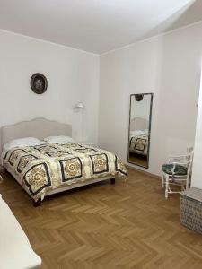 een slaapkamer met een bed en een spiegel aan de muur bij Appartamento tra San Pietro e Castel S.Angelo in Rome