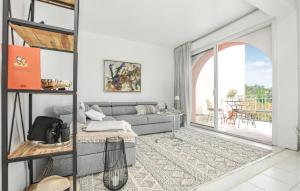 ein Wohnzimmer mit Couch und Balkon in der Unterkunft 3 Bedroom Nice Home In Les Issambres in Les Issambres