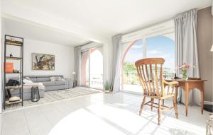 ein Wohnzimmer mit einer Couch und einem Tisch und einem Stuhl in der Unterkunft 3 Bedroom Nice Home In Les Issambres in Les Issambres