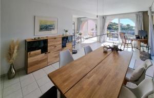 ein Wohnzimmer mit einem Holztisch und Stühlen in der Unterkunft 3 Bedroom Nice Home In Les Issambres in Les Issambres