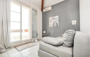 ein Wohnzimmer mit Couch und großem Fenster in der Unterkunft 3 Bedroom Nice Home In Les Issambres in Les Issambres + 32 Fotos