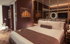 um quarto com uma cama grande num quarto em ODSweet Duomo Milano Hotel em Milão