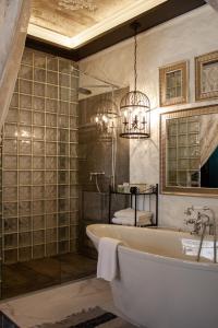 Koupelna v ubytování MaNNa Boutique Hotel + 37 fotografií
