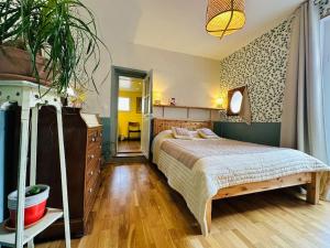 Łóżko lub łóżka w pokoju w obiekcie Le jardin secret - Jardin/Loire