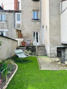 krzesło stojące na dziedzińcu budynku w obiekcie Le jardin secret - Jardin/Loire w Tours