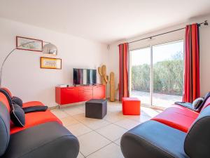 sala de estar con 2 camas y ventana grande en Villa Les Villas de l'Etang by Interhome, en Canet-en-Roussillon