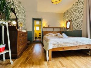 Łóżko lub łóżka w pokoju w obiekcie Le jardin secret - Jardin/Loire
