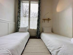 Łóżko lub łóżka w pokoju w obiekcie Le jardin secret - Jardin/Loire