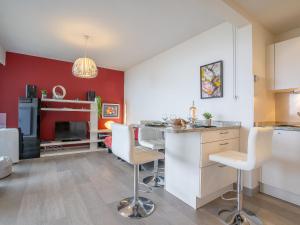 een keuken met een tafel en stoelen in een kamer bij Apartment Le Beaupré-21 by Interhome in Canet-en-Roussillon