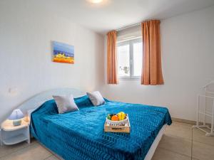- une chambre avec un lit et une corbeille de fruits dans l'établissement Apartment Les Néréides by Interhome, à Canet