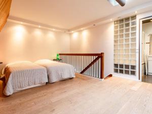 1 dormitorio con 2 camas y suelo de madera en Apartment Les Cigognes by Interhome en Deauville