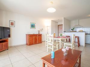 - une cuisine et une salle à manger avec une table et des chaises dans l'établissement Apartment Les Néréides by Interhome, à Canet
