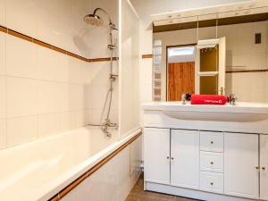 y baño con lavabo, bañera y espejo. en Apartment Les Cigognes by Interhome en Deauville