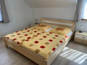 ユーリンゲン・ビルケンドルフにあるApartment Wartbuck by Interhomeのベッドルーム1室(黄色と赤の毛布付きのベッド1台付)
