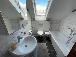 ユーリンゲン・ビルケンドルフにあるApartment Wartbuck by Interhomeのバスルーム(シンク、バスタブ、トイレ付)