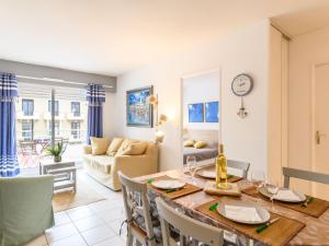 Un comedor y una sala de estar con mesa y sillas. en Apartment Le Palma-2 by Interhome, en Arcachon