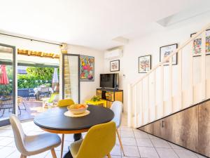 Un comedor con mesa y sillas en Holiday Home Le Puit Michel by Interhome, en Le Lavandou