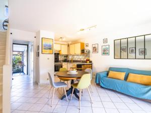 una sala de estar con una mesa y un sofá en Holiday Home Le Puit Michel by Interhome, en Le Lavandou