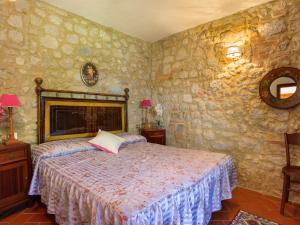 Ένα ή περισσότερα κρεβάτια σε δωμάτιο στο Apartment Fattoria Petraglia - Cedro by Interhome