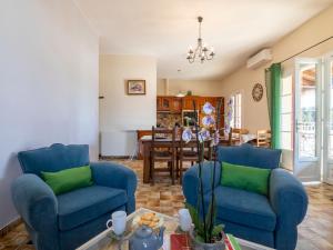 - un salon avec deux chaises bleues et une table dans l'établissement Holiday Home Mas de la Gourmette by Interhome, à Châteaurenard