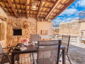 A television and/or entertainment centre at Holiday Home Can Xerret by Interhome