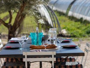 - une table bleue avec des verres à vin et de la nourriture dans l'établissement Holiday Home Mas de la Gourmette by Interhome, à Châteaurenard