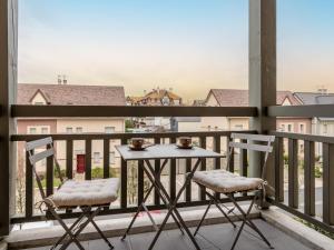 een tafel en 2 stoelen op een balkon bij Apartment Les Arts-1 by Interhome in Deauville