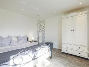 Ένα ή περισσότερα κρεβάτια σε δωμάτιο στο Holiday Home Sonnenschein by Interhome