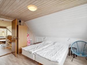 een slaapkamer met een wit bed en een houten plafond bij Holiday Home Eliasine - 200m to the inlet in The Liim Fiord by Interhome in Øster Assels
