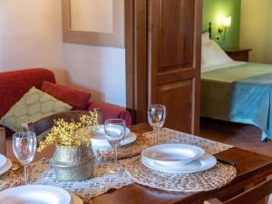 einen Tisch mit Tellern und Weingläsern darauf in der Unterkunft Holiday Home Lavanda by Interhome in La Pesta