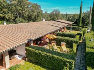 una vista aérea de una casa con un seto en Holiday Home Salvia by Interhome, en La Pesta