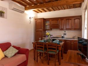 sala de estar con mesa y cocina en Holiday Home Salvia by Interhome, en La Pesta