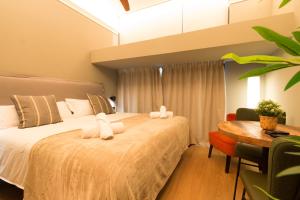 Un dormitorio con una cama con toallas blancas. en Old Town Apartments by Staynnapartments, en Bilbao