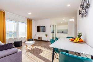 Televízia a/alebo spoločenská miestnosť v ubytovaní Apartments LUCA