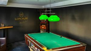 una mesa de billar en una habitación con una pelota de ping pong en Bierhotel Loncium & Privatbrauerei, en Kötschach-Mauthen